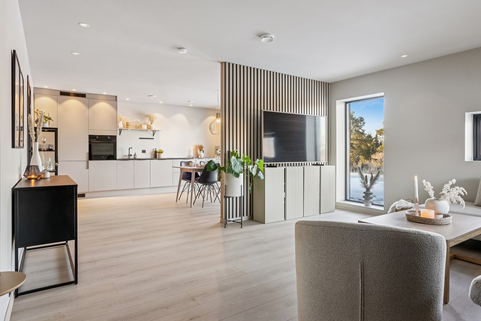 Selger har ettermontert flere spotter i taket på stua etter overtakelse. Galleribilde