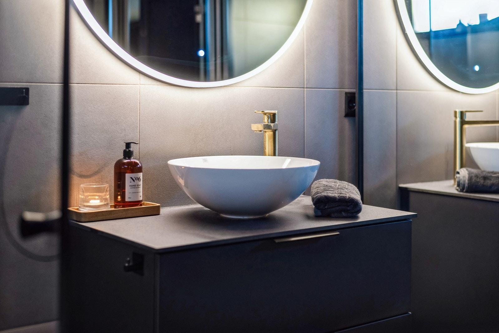 Selger har gått for lune og dype fargetoner, som skaper en rolig og harmonisk atmosfære på badet. Galleribilde