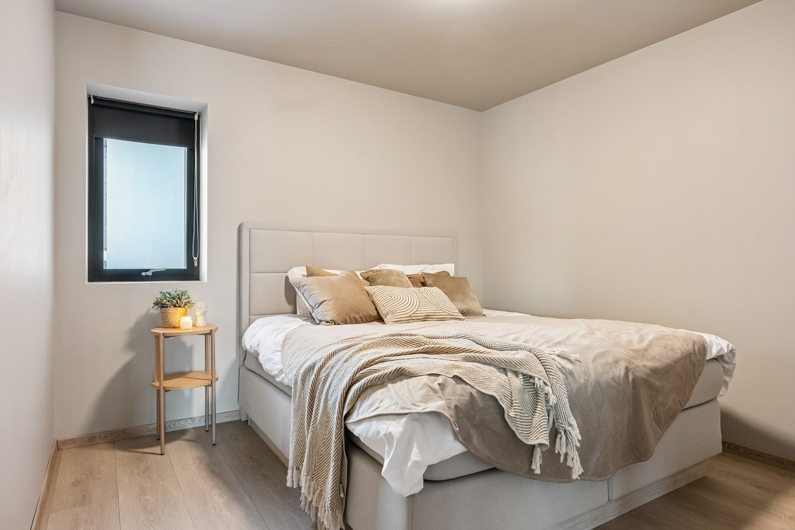 Leiligheten har 3 gode soverom. Det er også lagt sløyfer for vannbåren varme på soverommene, men disse er per i dag ikke påkoblet. Galleribilde