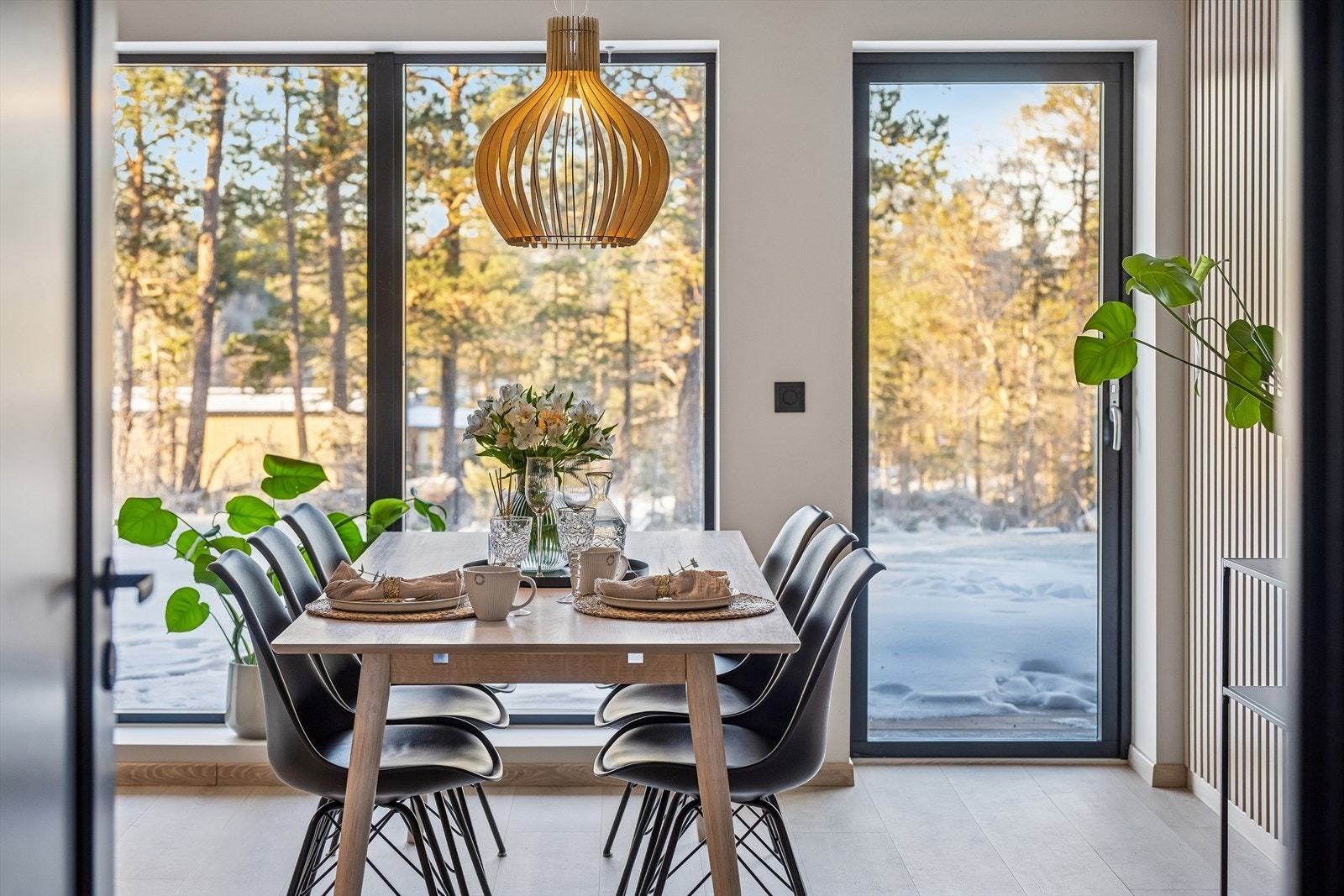 Store vinduer som slipper inn rikelig med naturlig lys. Her bor man tett på naturen, noe som gjenspeiler seg i utsikten. Galleribilde