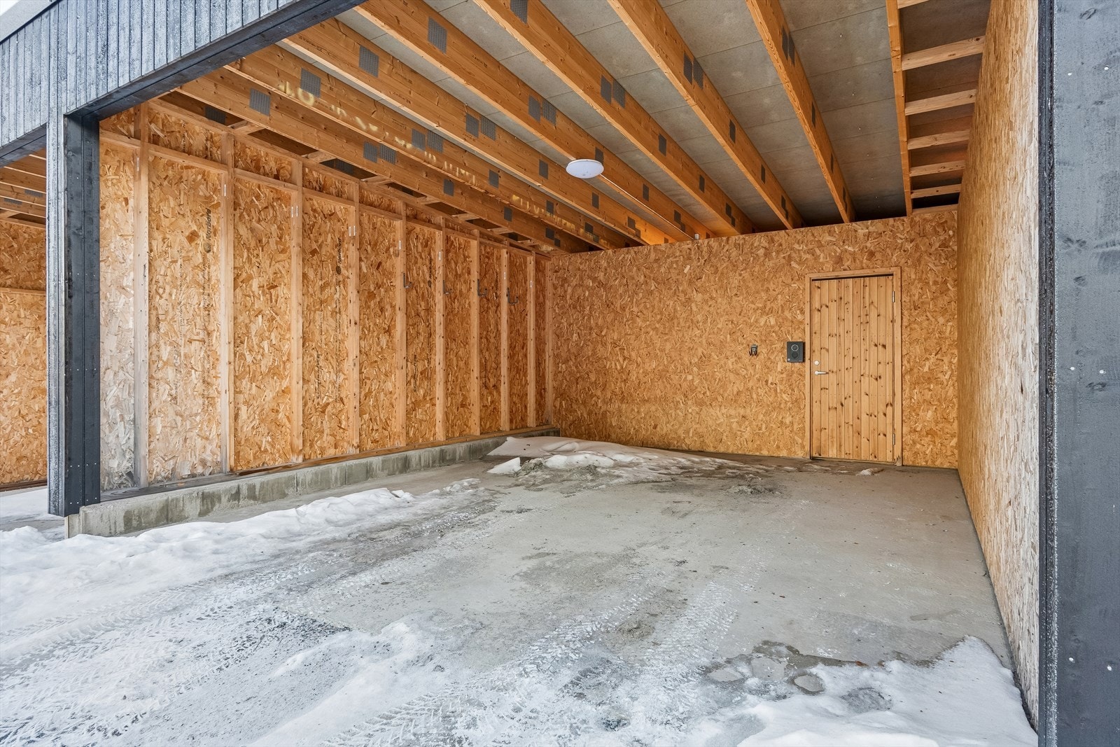 Leiligheten har god plass til parkering i egen carport. Det ble installert elbillader i 2025. Praktisk bod bak for ekstra oppbevaring. Galleribilde