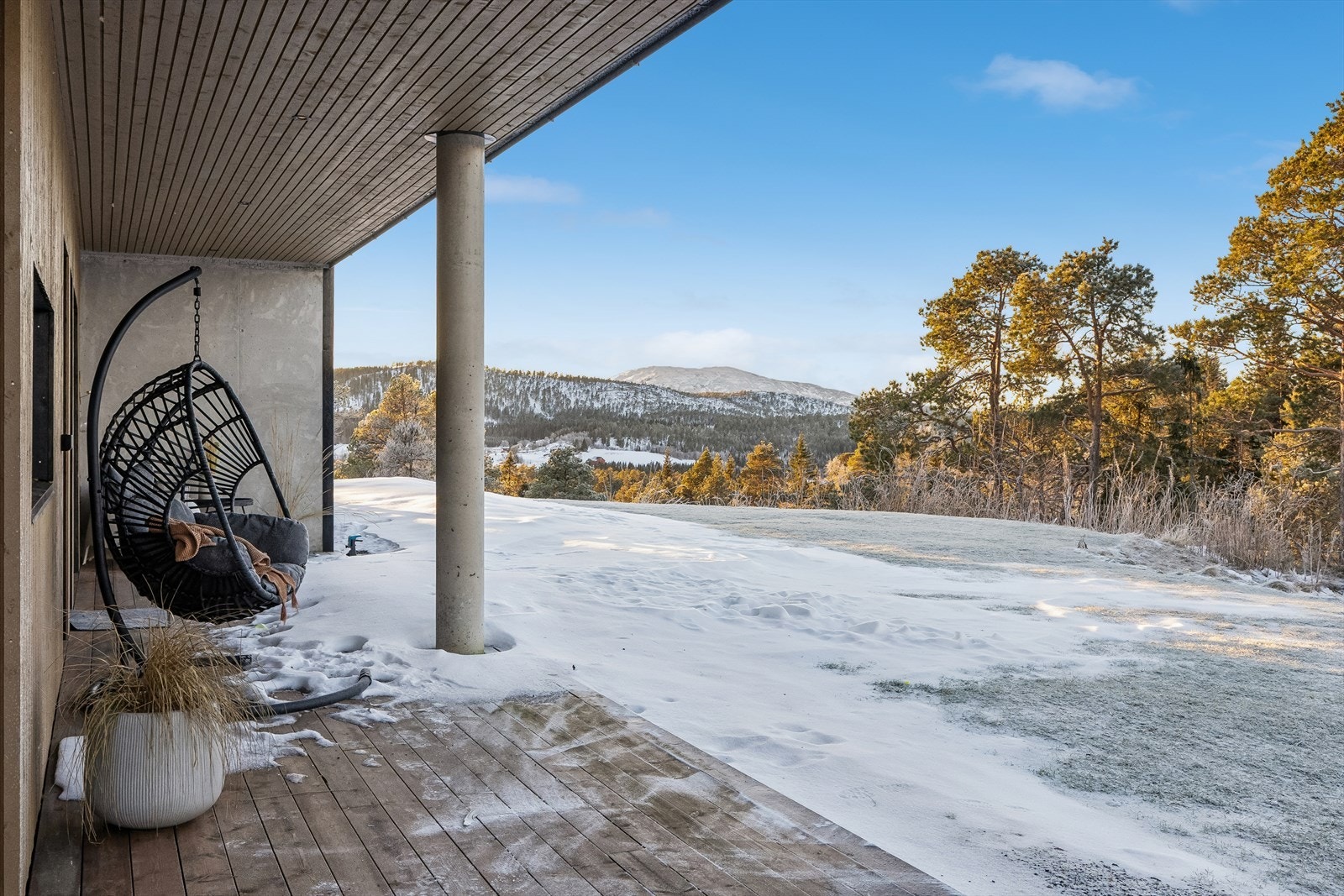 Meget romslig terrasse på hele 32 kvm med god plass til ønsket utemøblement. Sameiet har også et flott gressdekket område som kan nytes av beboerne. Galleribilde