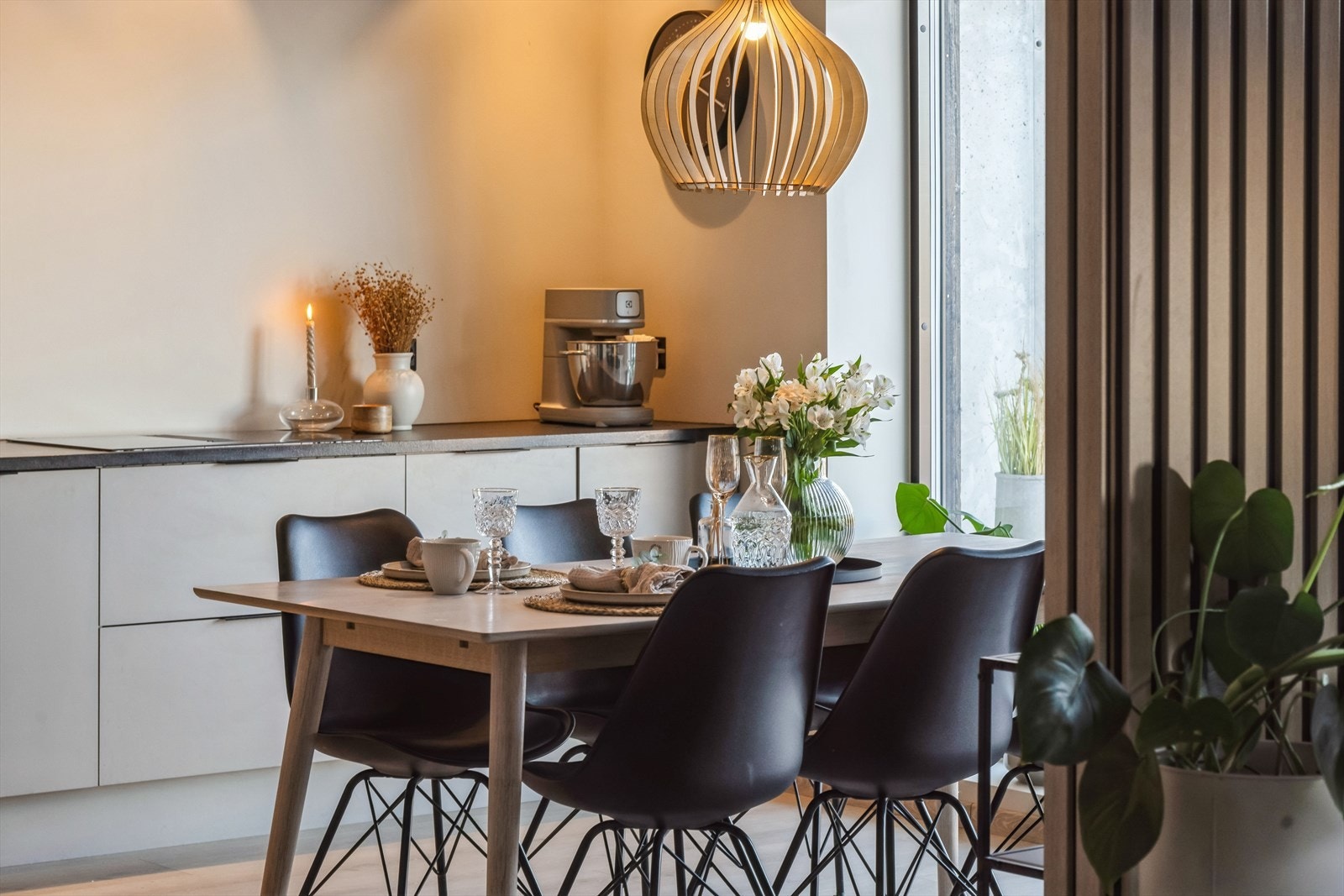 Her er det god plass til spisebord med tilhørende møblement. Galleribilde