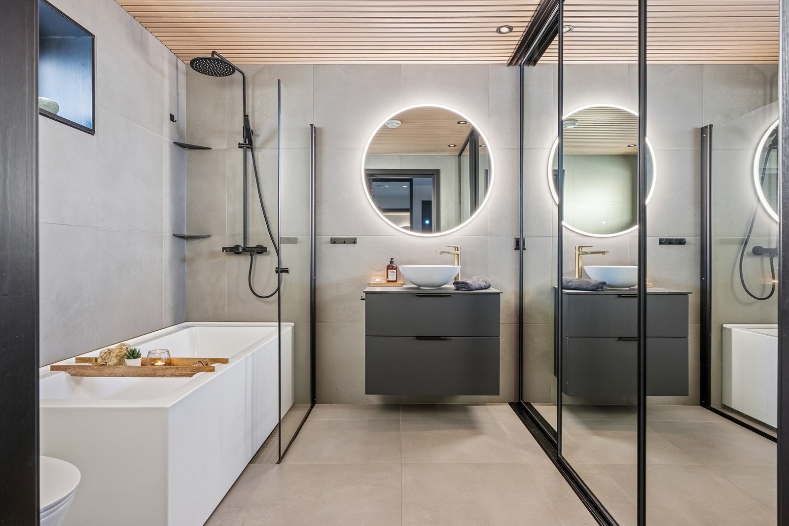 Moderne og innbydende bad på ca. 6 kvm. Her har selger gjort en rekke oppgraderinger fra standard leveranse. Det er blant annet valgt andre fliser, spiler i tak, badekar og oppgradert servant for å nevne noe. Galleribilde