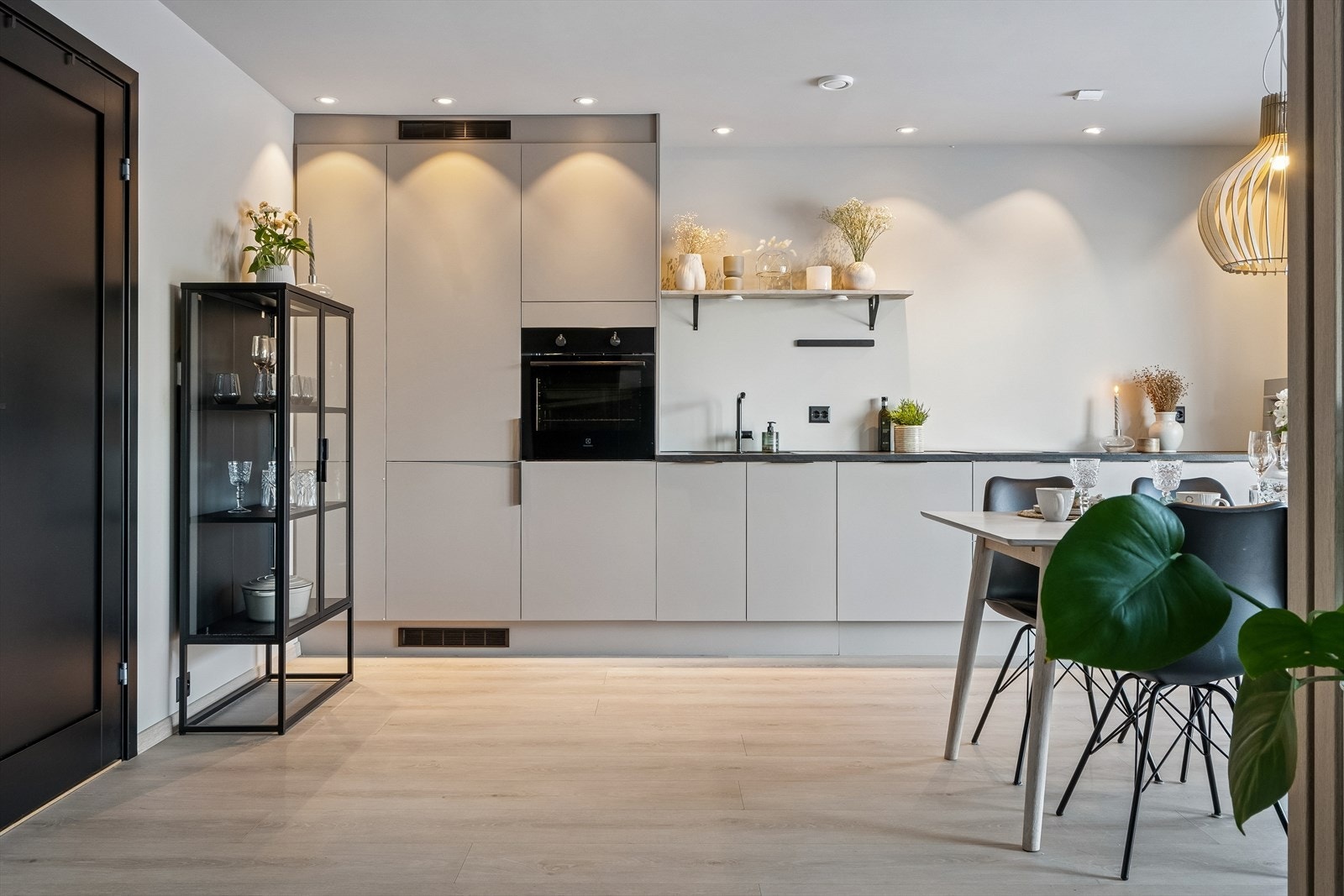 Lekkert og tidløst kjøkken med innredning av glatte fronter og benkeplate av laminat. Galleribilde