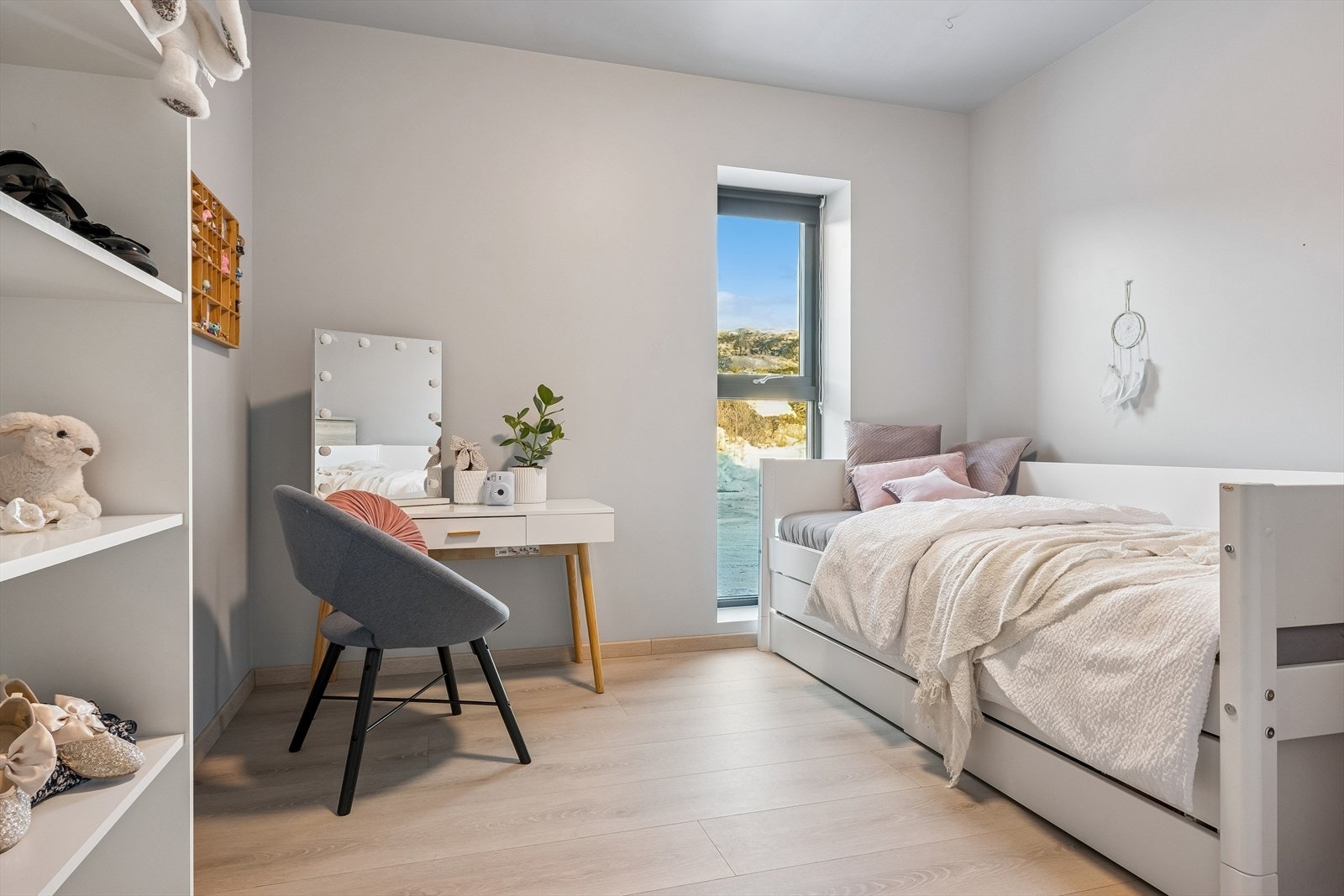 Alle soverommene har god plass til seng med tilhørende møblement. Galleribilde