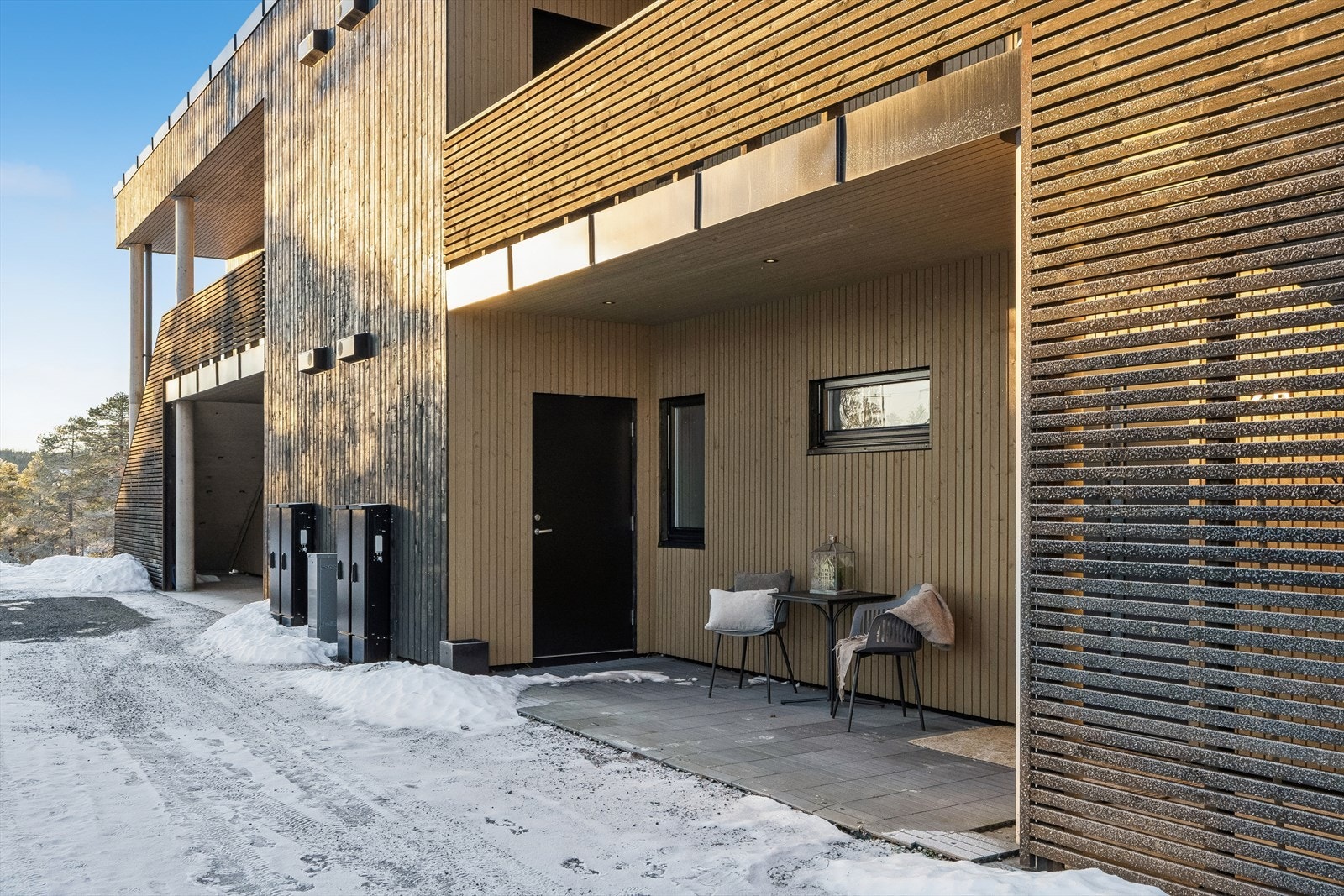 Koselig inngangsparti. Her kan man nyte morgensolen. Egen dør til ekstern bod/teknisk rom. Galleribilde