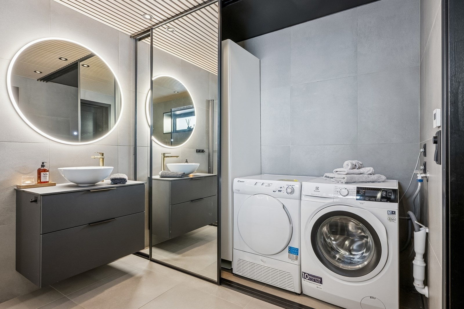 Praktiske skapdører for å skjule vaskemaskin og tørketrommel. Galleribilde
