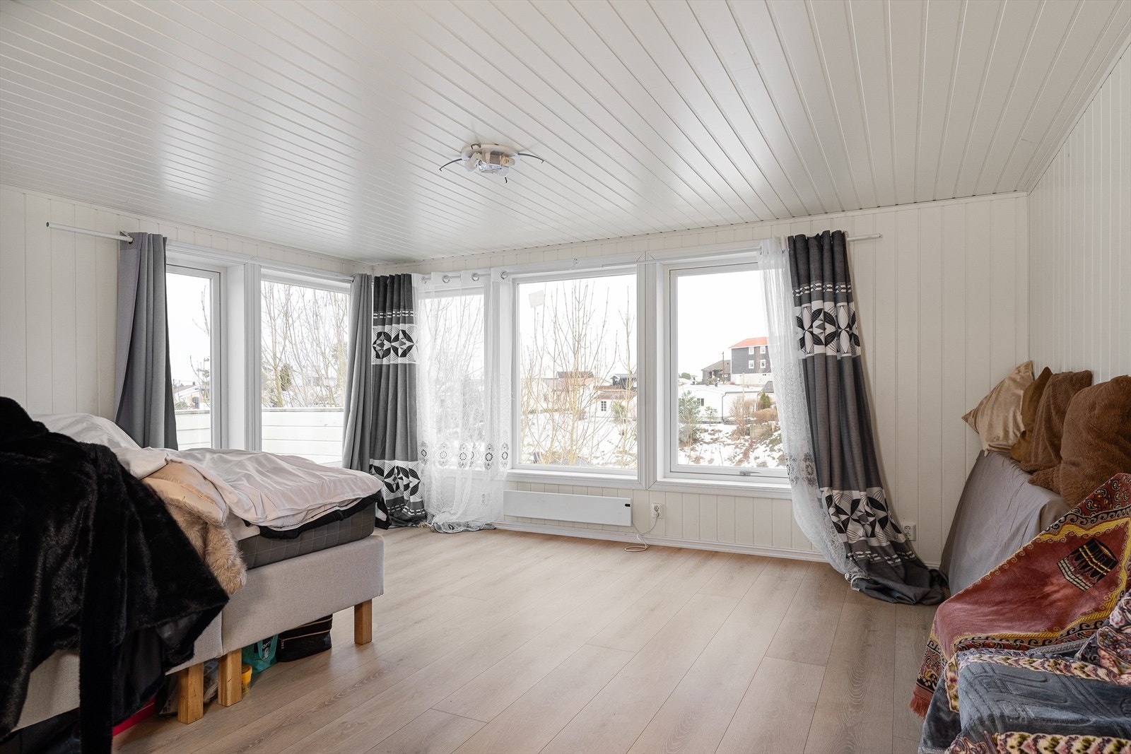 Stor og luftig stue med store vindusflater og utgang til sydvendt balkong. Galleribilde