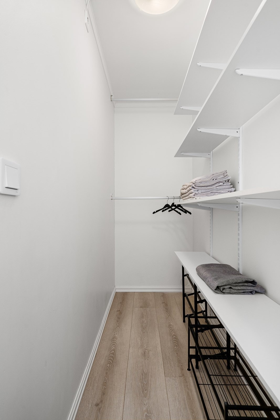 Garderoberom i tilknytning til hovedsoverommet. Galleribilde