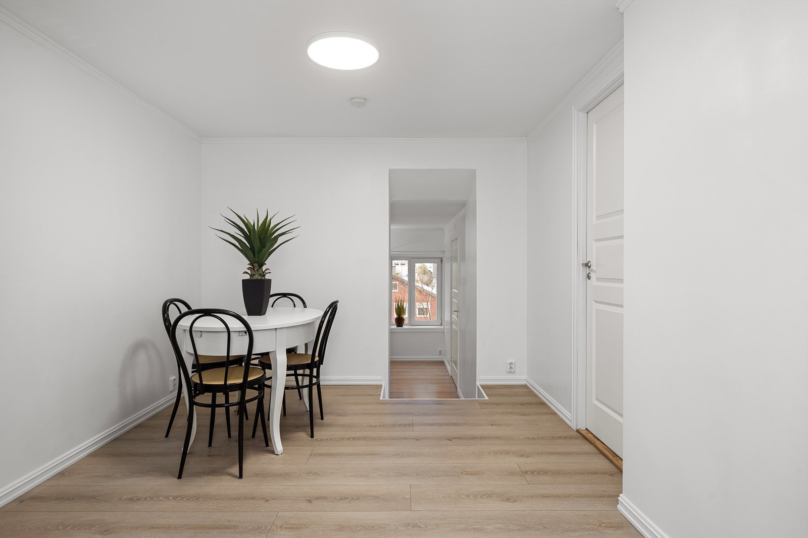 Spisestuen ligger i tilknytning til kjøkkenet. Galleribilde