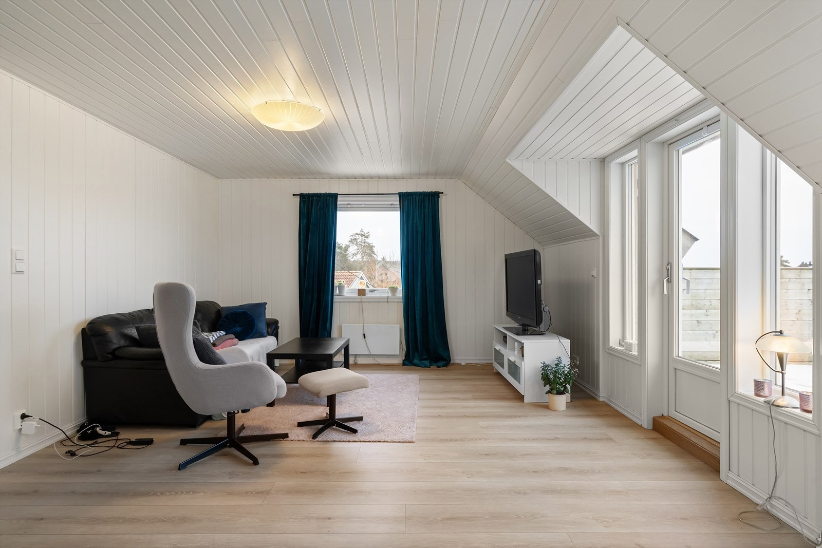 Stor og luftig stue med gode innvendige lysforhold. Galleribilde