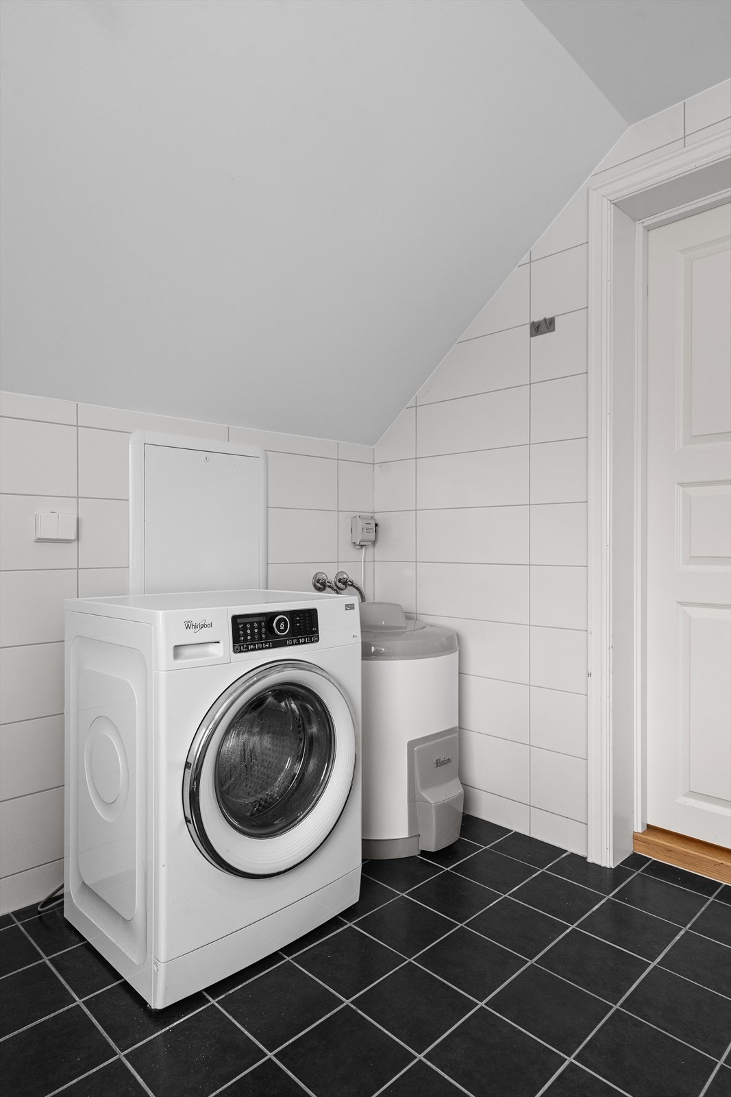 Opplegg for vaskemaskin på badet. Galleribilde