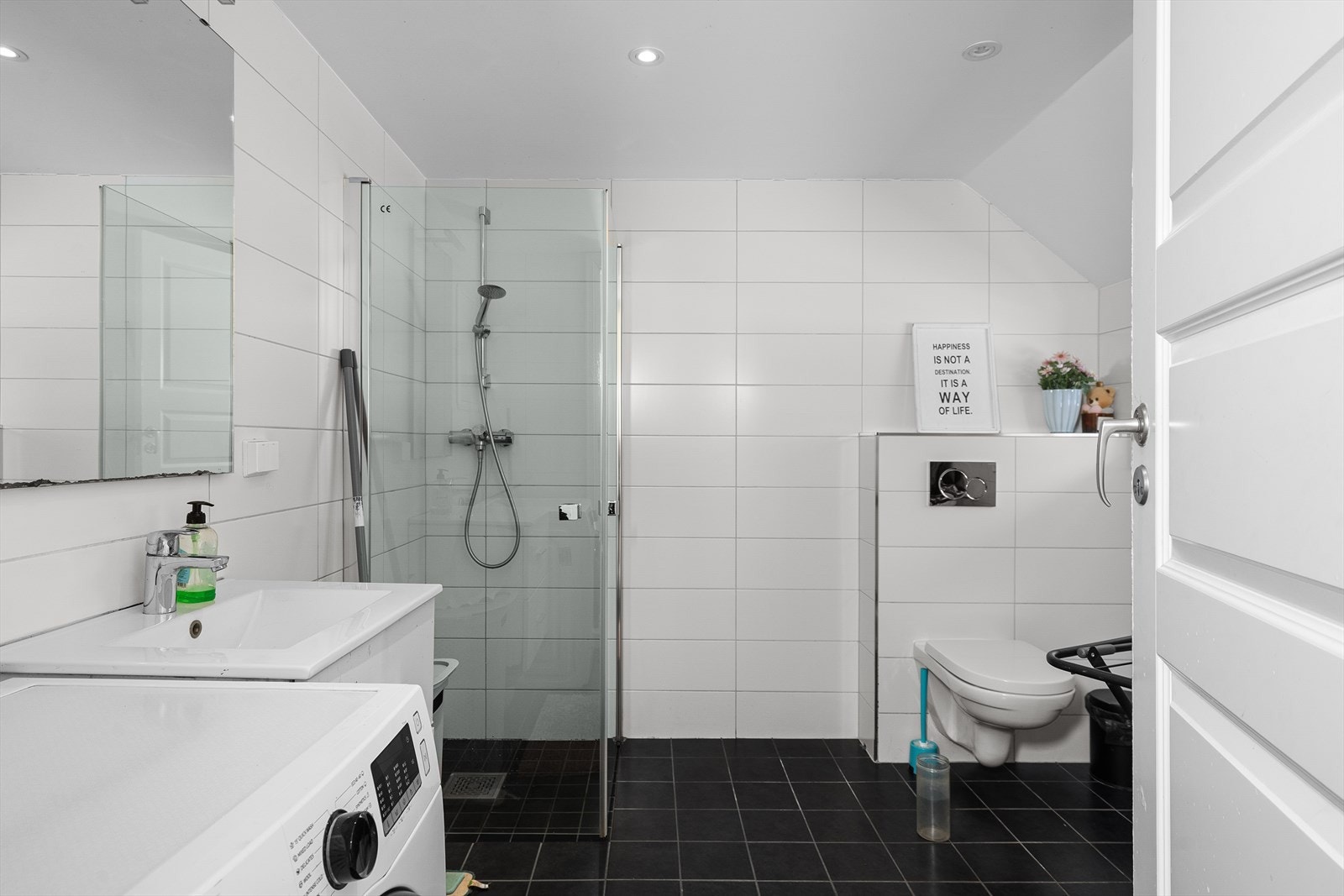 Flislagt bad antatt pusset opp av tidligere eier i 2016. Galleribilde