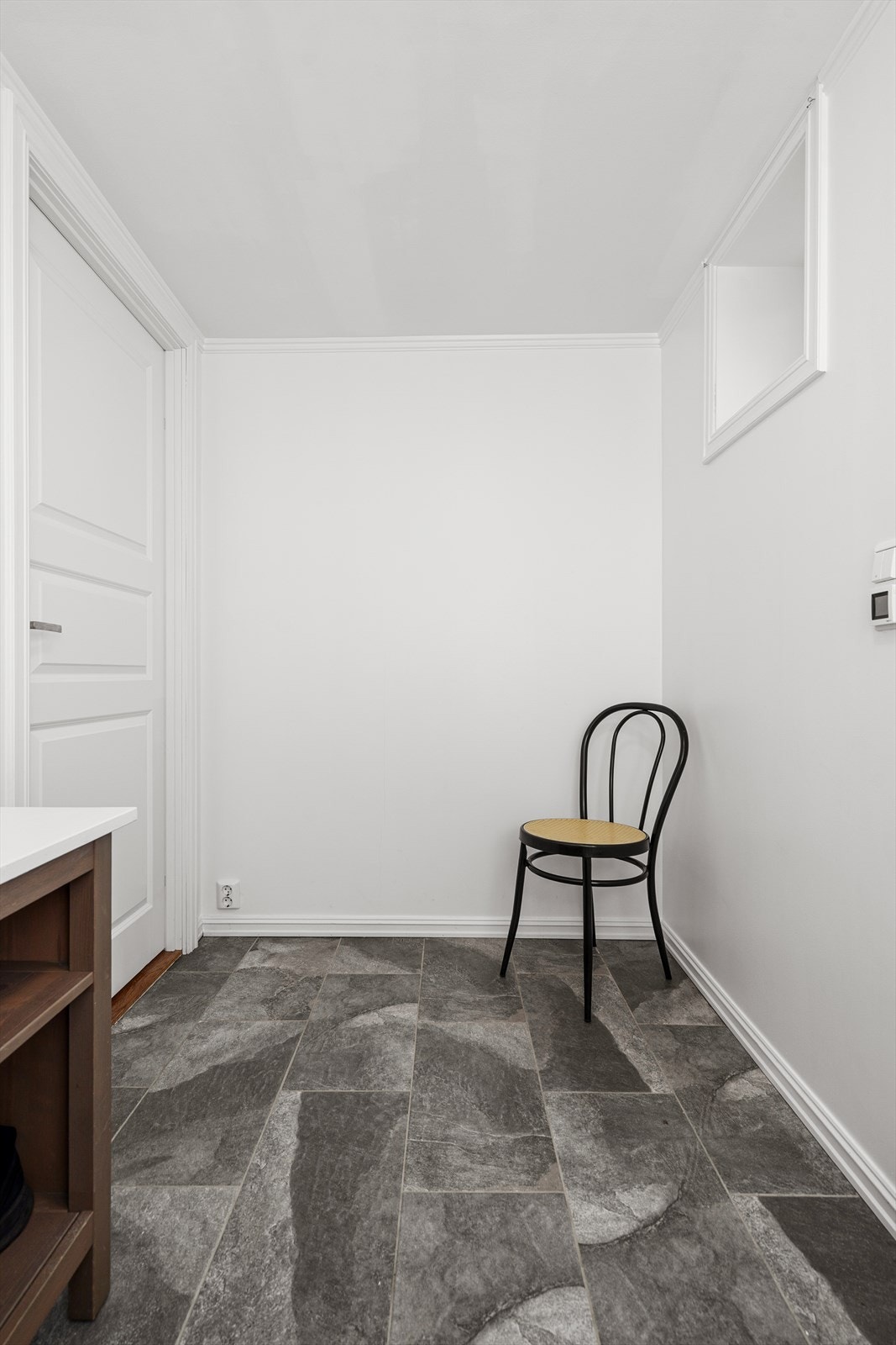 God plass til å henge fra seg yttertøyet. Galleribilde