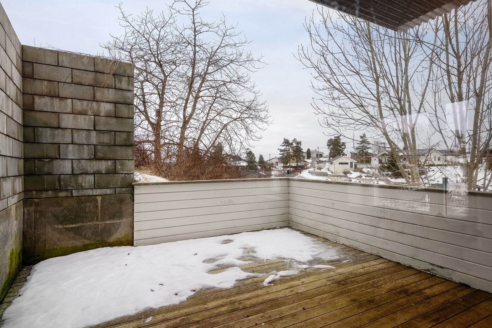 Skjermet uteplass med sydvendt orientering og gode solforhold. Galleribilde