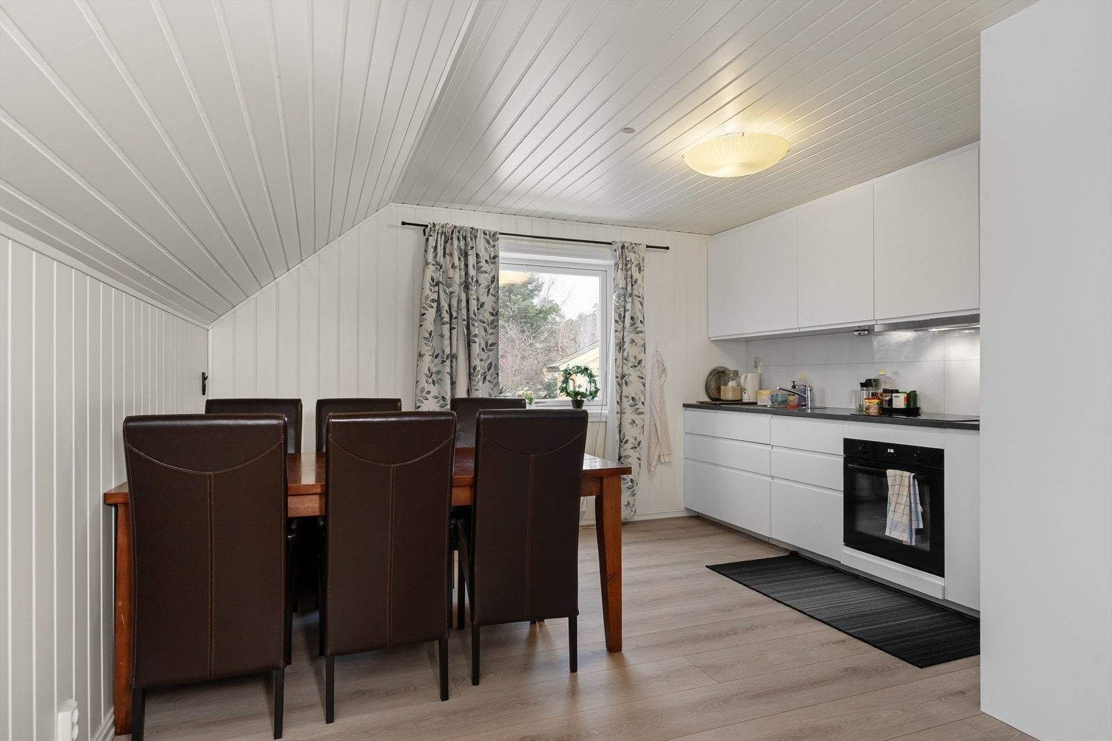 Kjøkken med integrert komfyr, platetopp og oppvaskmaskin. God plass til spisebord. Galleribilde