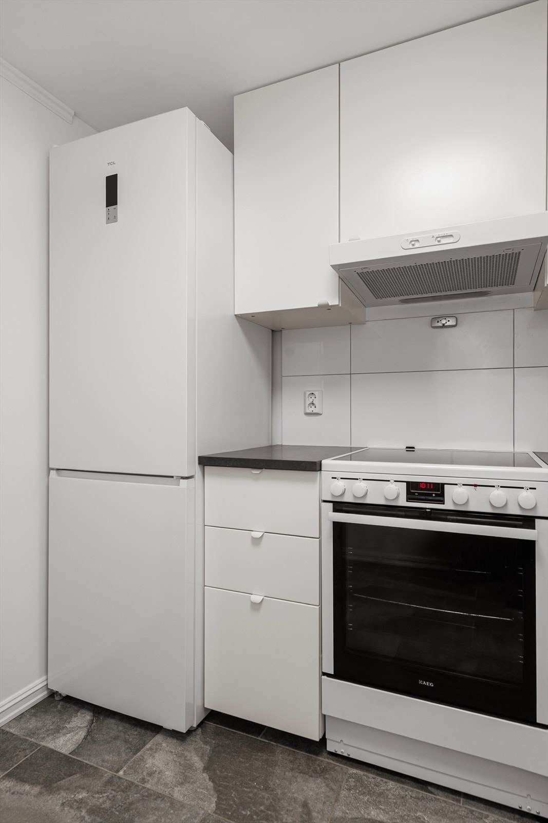 Frittstående hvitevarer på kjøkkenet i underetasjen. Galleribilde