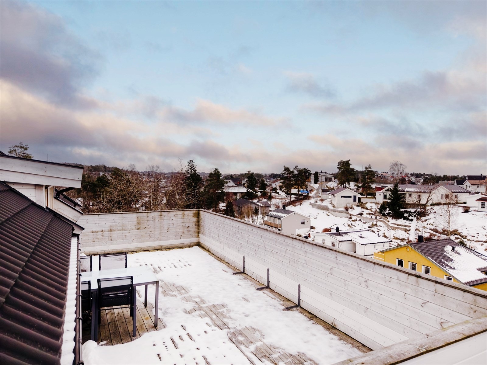 Balkong på ca. 35 kvm med luftig utsyn og mye sol. Galleribilde