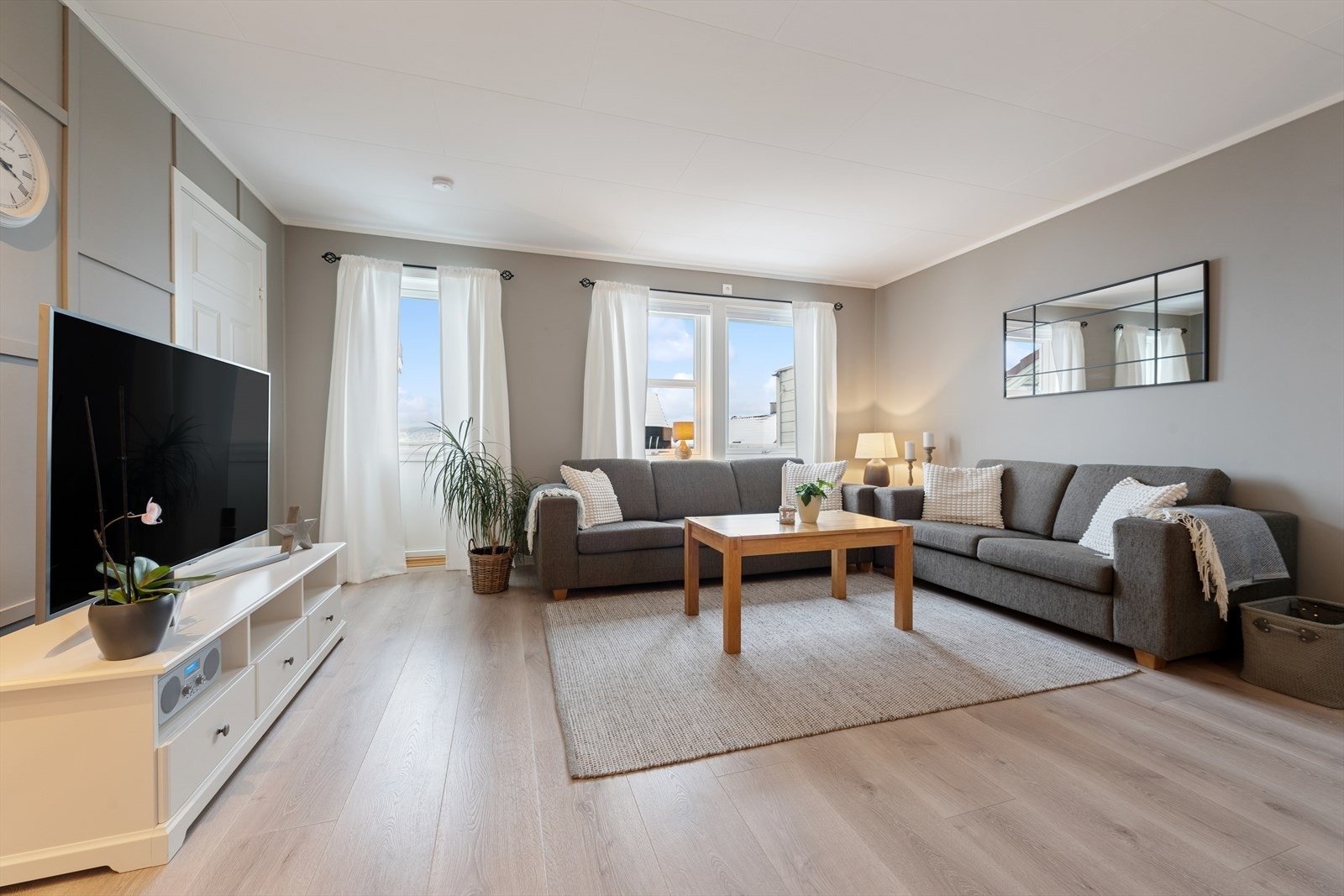 Store vindusflater sørger for god lysforhold i leiligheten Galleribilde