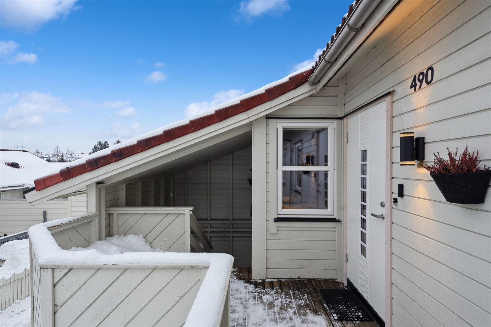 Leiligheten ligger i 2.etasje i en firemannsbolig Galleribilde