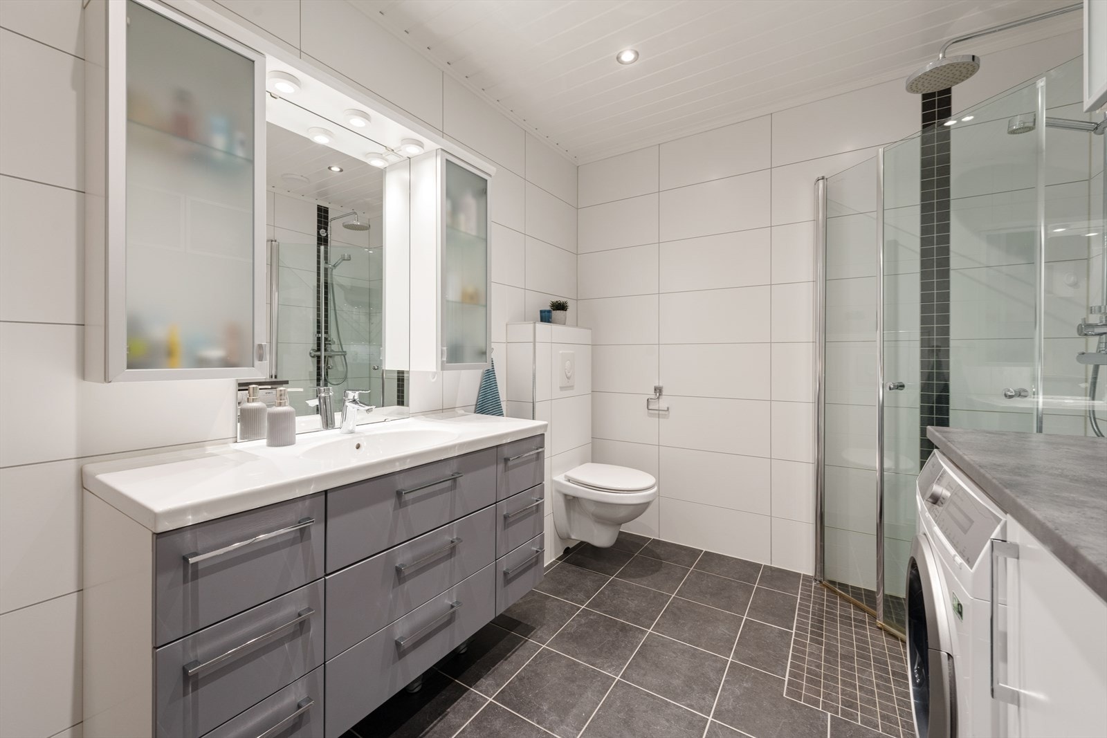 Pentm flislagt baderom fra 2011 med behagelig gulvvarme Galleribilde