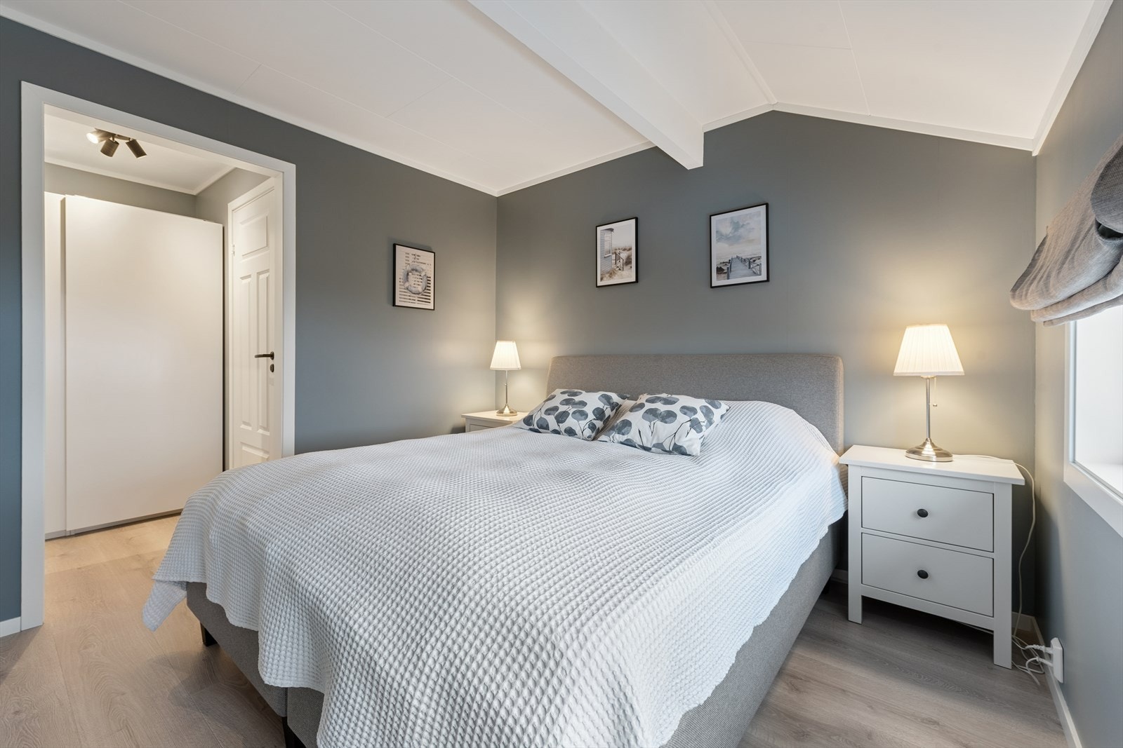 Dette soverommet har skyvedørsgarderobe og adkomst til praktisk walk in/skap og innvendig bod. Galleribilde