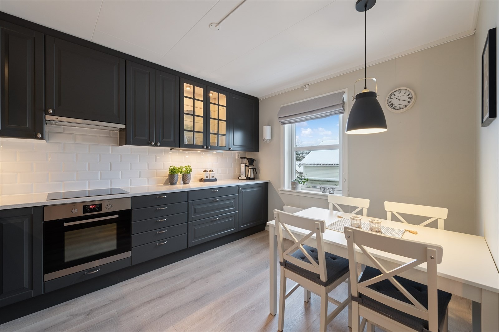 Kjøkkenet har integrerte hvitevarer med induksjon platetopp, oppvaskmaskin, stekeovn og kombiskap. Kjøl/frys og oppvaskmaskin er fra 2022. Galleribilde