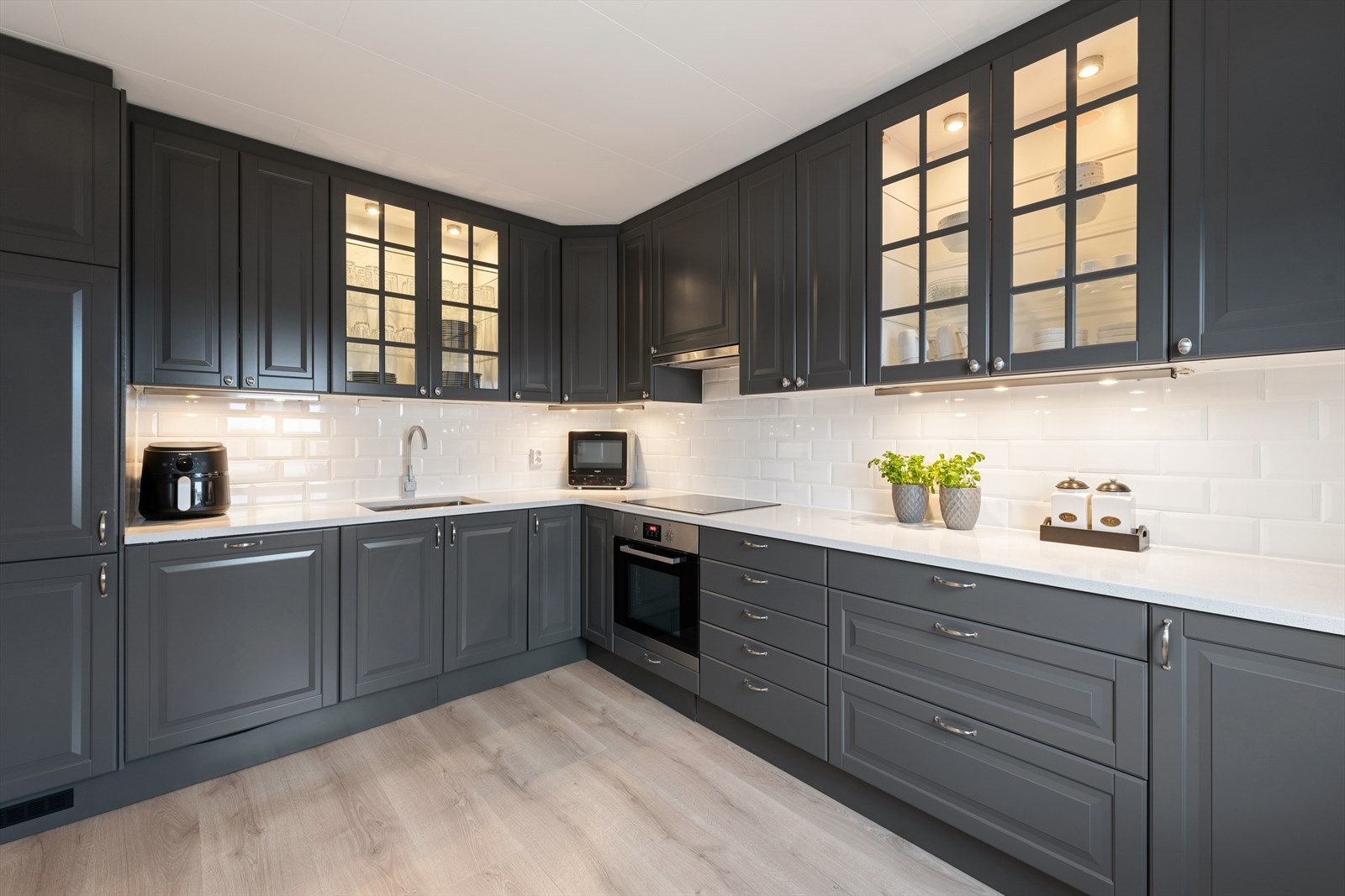 Det er meget god skap og benkeplass. Galleribilde