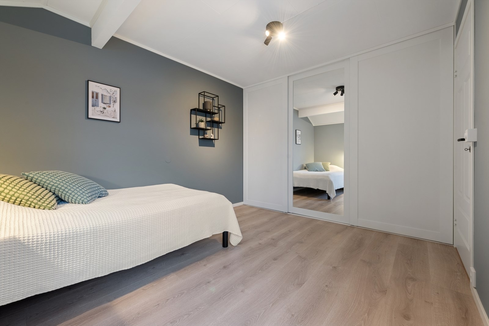 Stor og praktisk skyvedørsgarderobe på soverom 1 Galleribilde