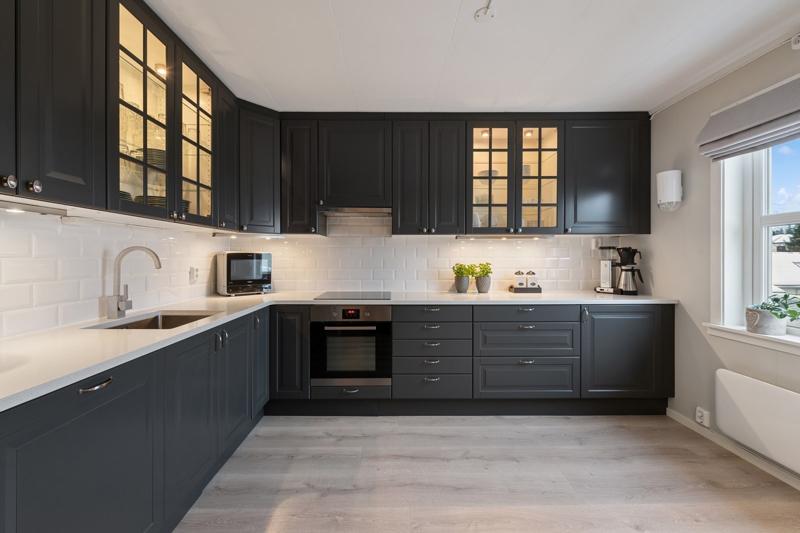 Pent kjøkken fra 2010, som er profesjonelt sprøytelakkert i 2022 - I tillegg er det nye fliser over benk. Galleribilde