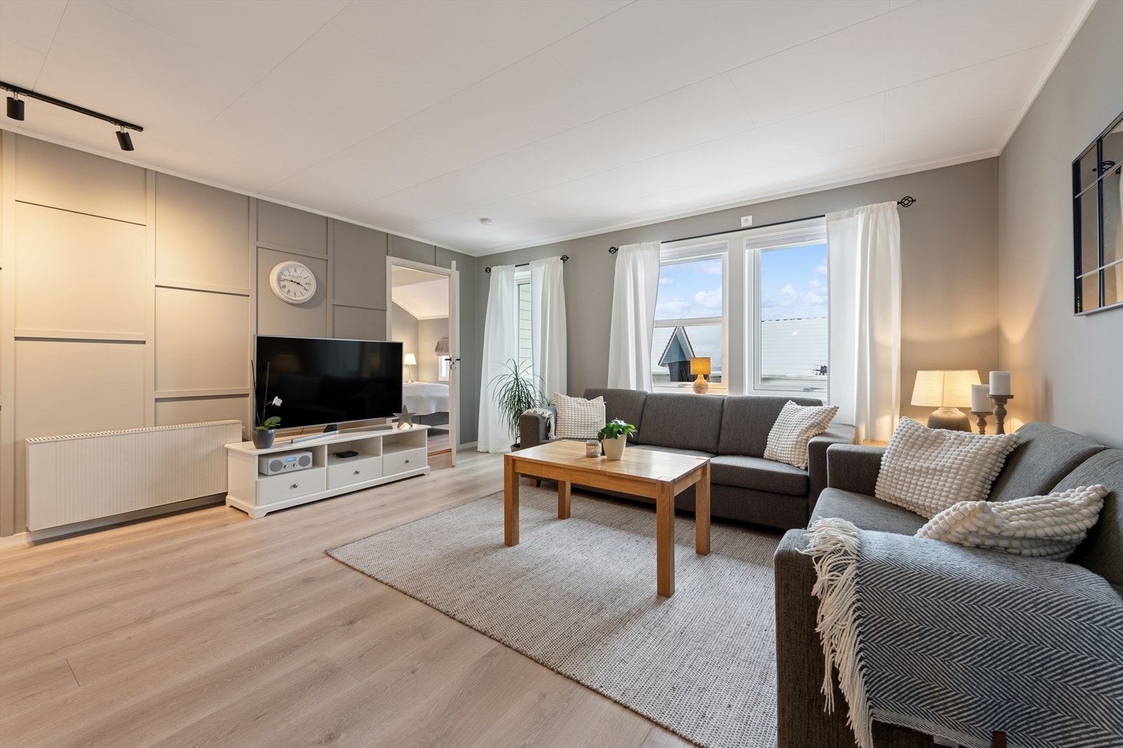 Fra stuen har du utgang til en sørvendt balkong Galleribilde