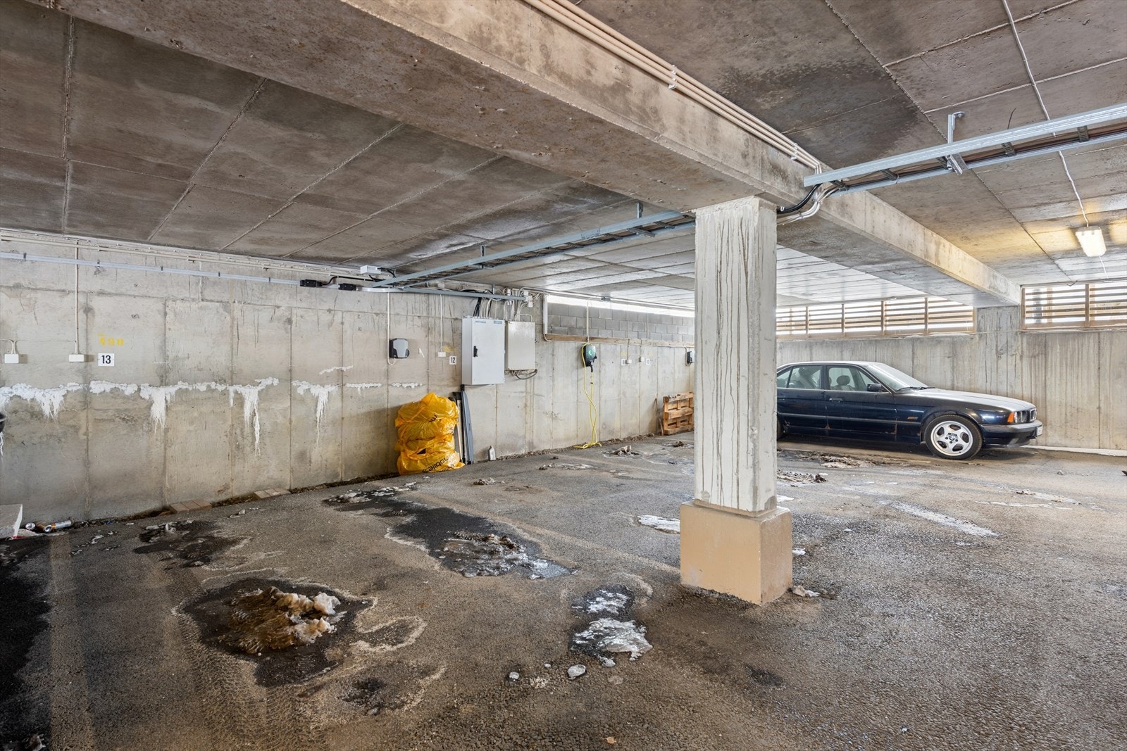 Det medfølger en garasjeplass i felles garasje. Det er mulighet for å få på plass el-bil lader. Galleribilde