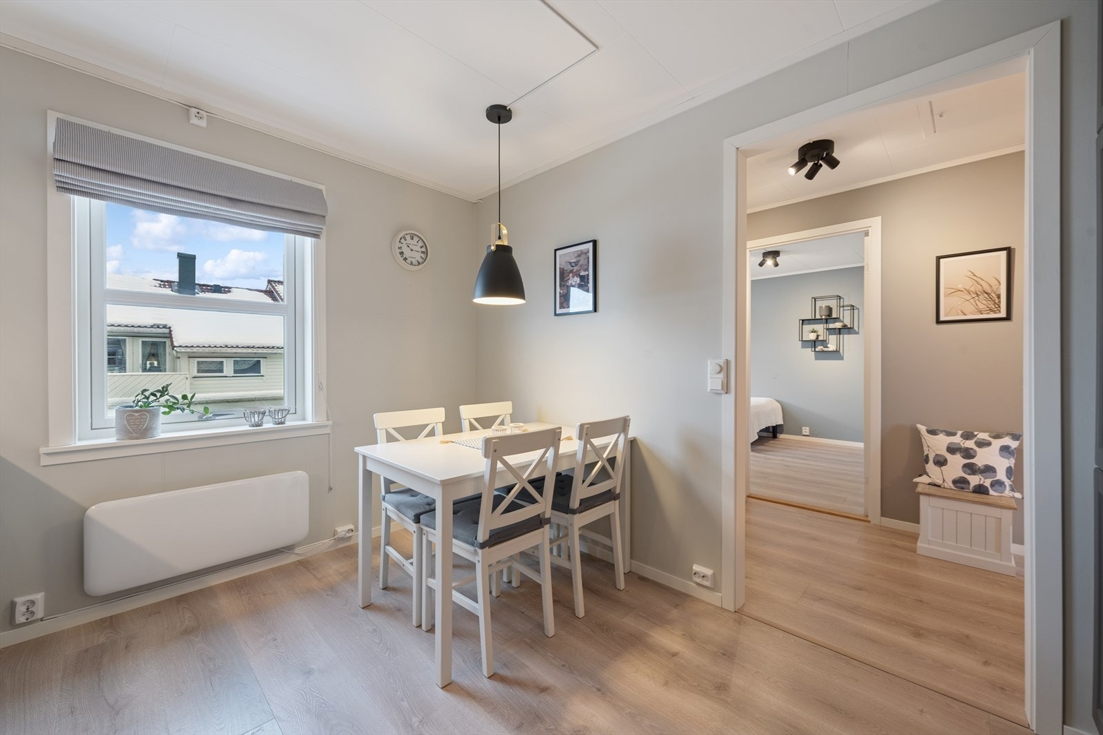 Kjøkkenet har plass til spisebord. Galleribilde