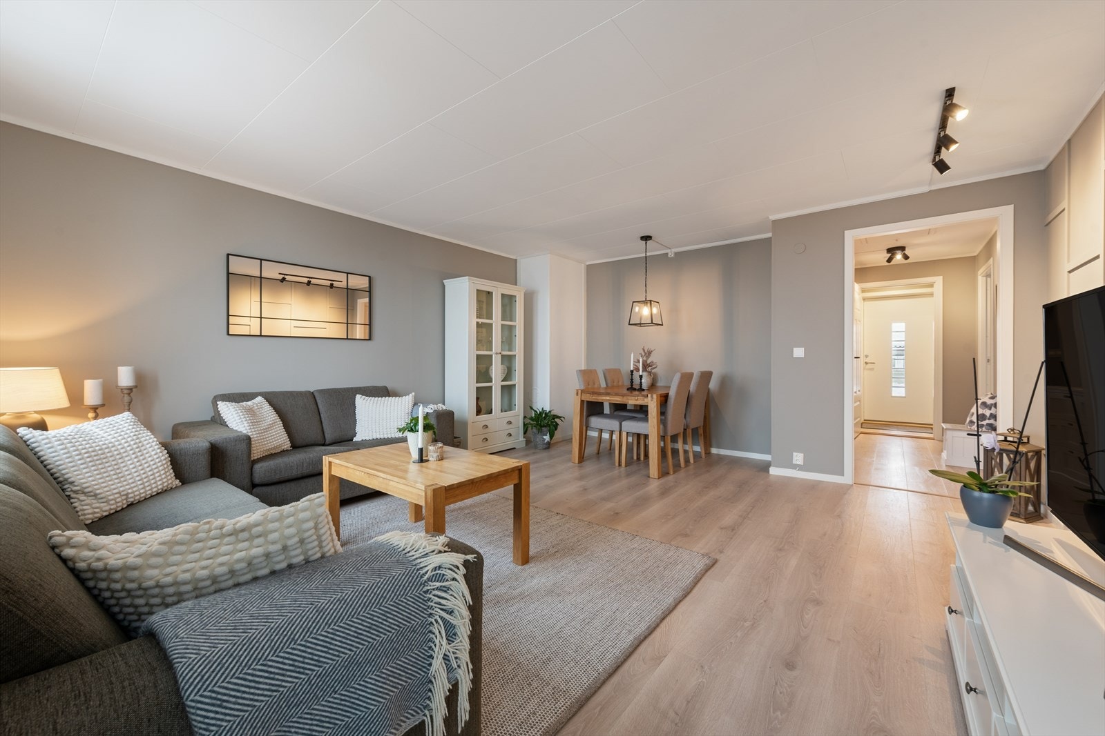 Romslig stue med god plass til sofagruppe og spisebord Galleribilde