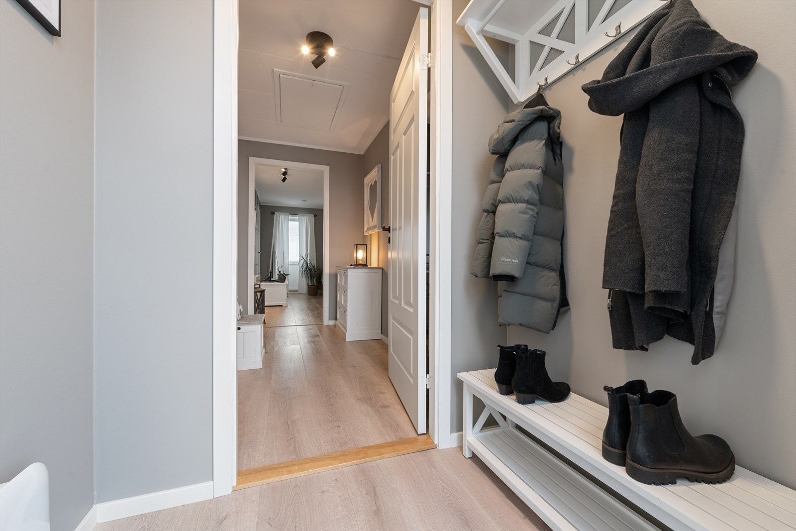 Velkommen inn. Entrè med gode opphengsmuligheter. Galleribilde