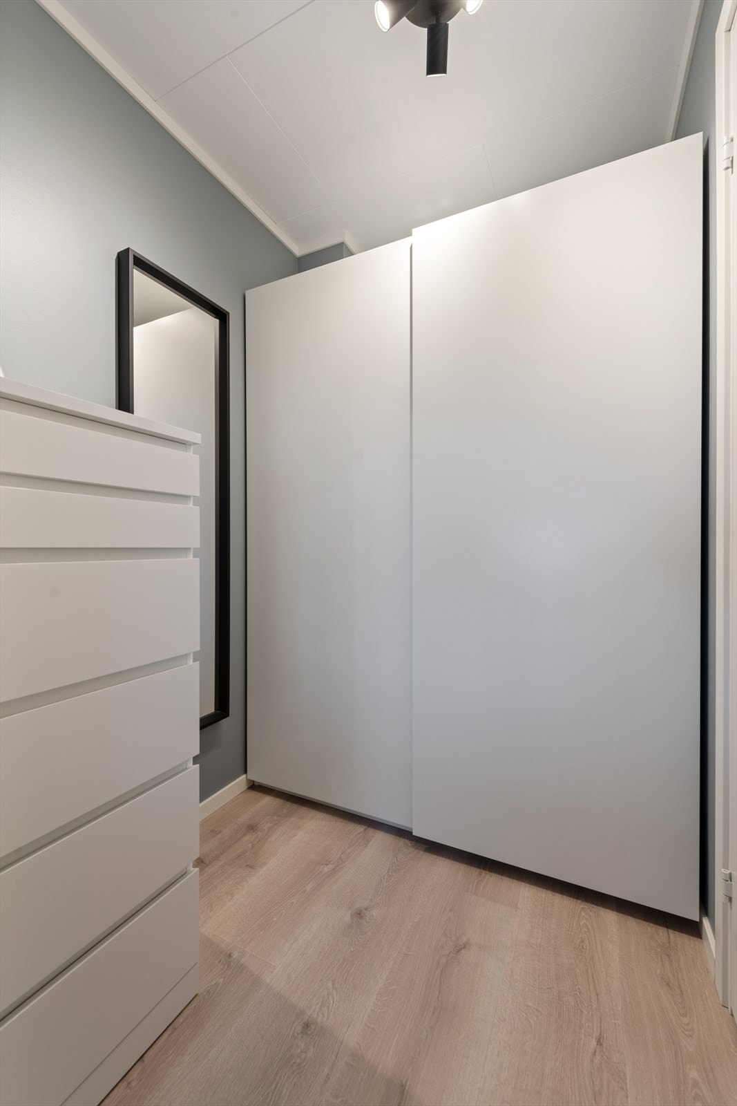 God plass til lagring i tidligere bod. Innenfor er det fortsatt en praktisk bod. Galleribilde