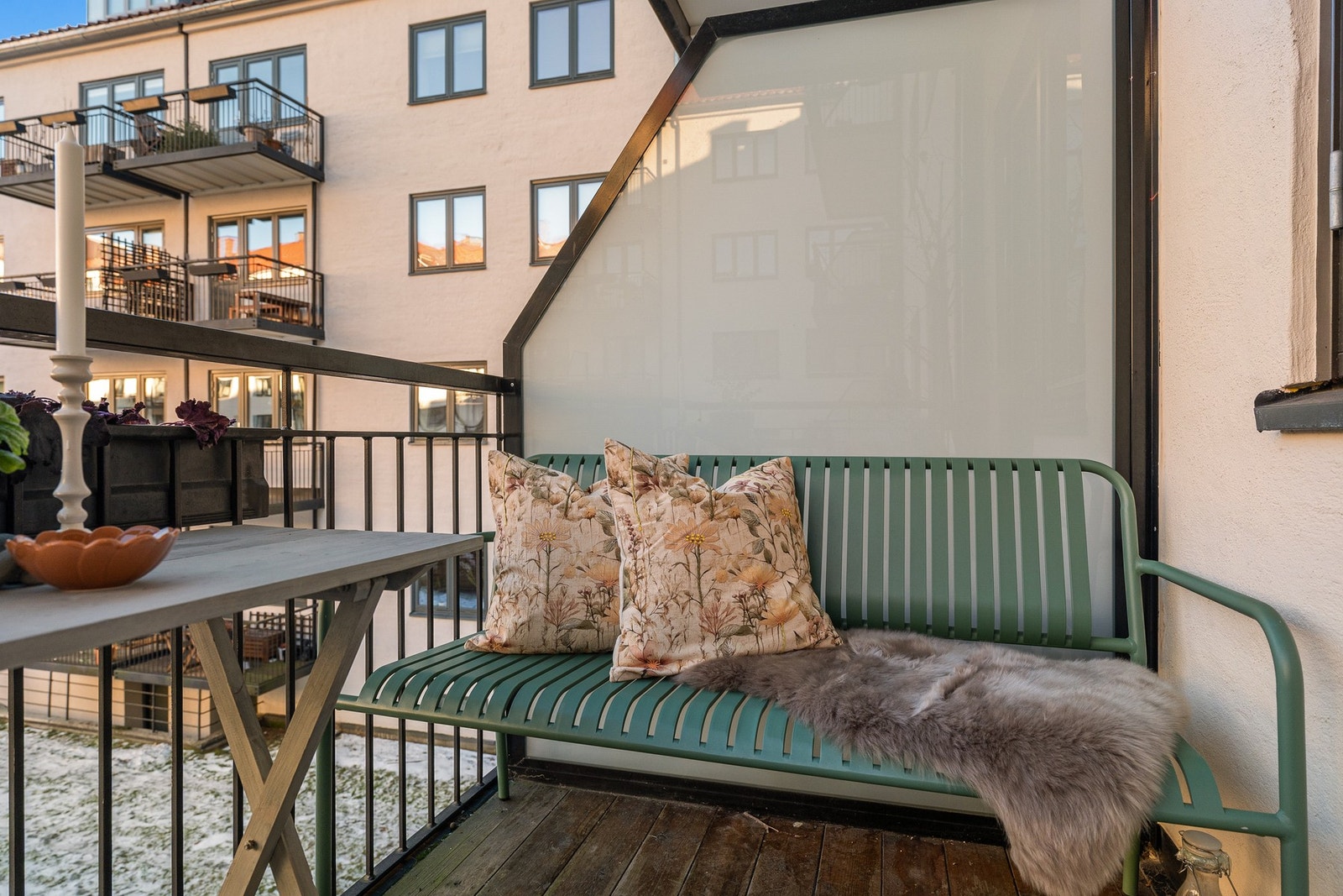 Balkongen på 3,3 kvm gir plass til utemøblement. Galleribilde