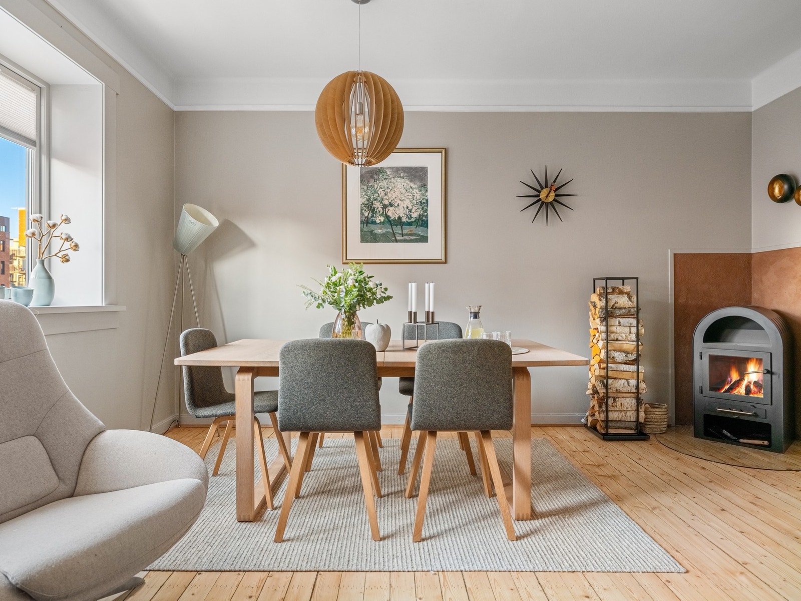 Det vakre tregulvet gir leiligheten en tidløs eleganse. Galleribilde