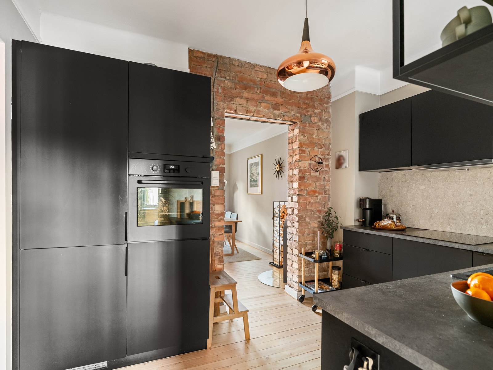 Kjøkkenet har et sømløst uttrykk med integrert oppvaskmaskin, kjøl/fryseskap, stekeovn og induksjon platetopp. Galleribilde