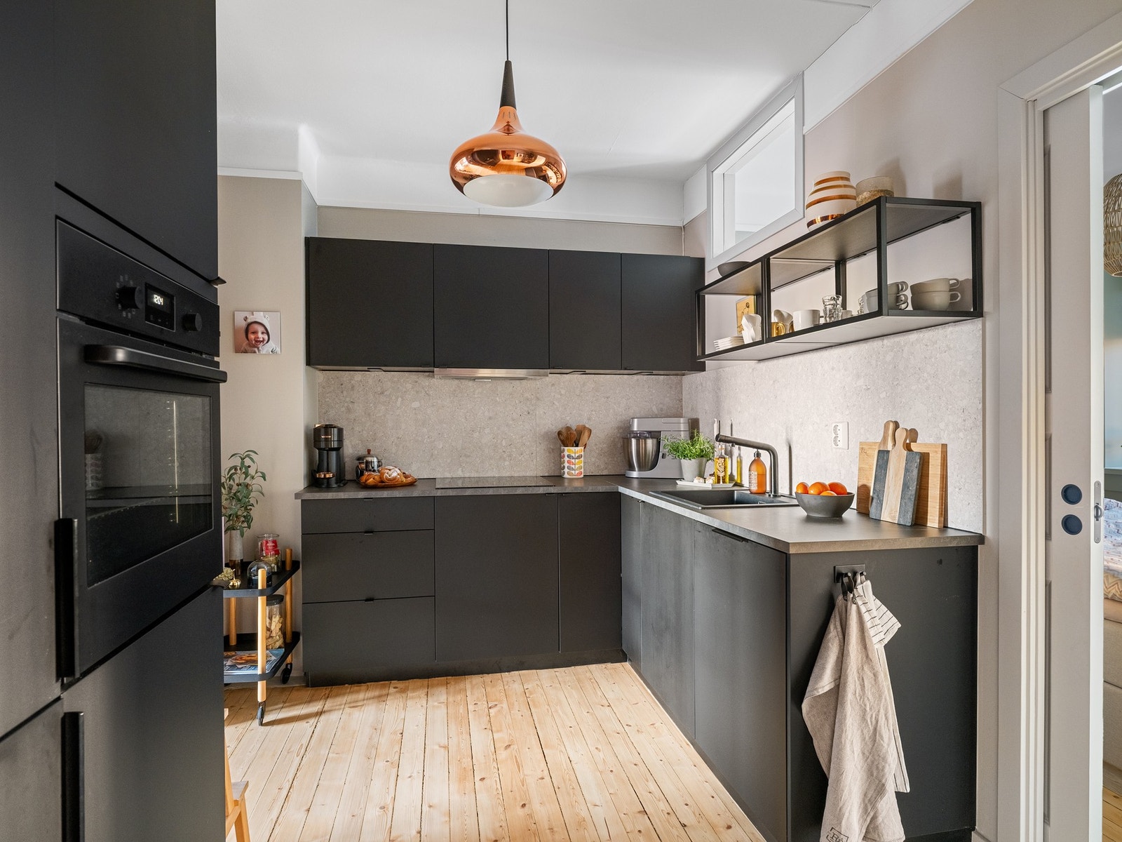 Stilrent kjøkken fra 2020 med svært god skap- og benkeplass. Galleribilde