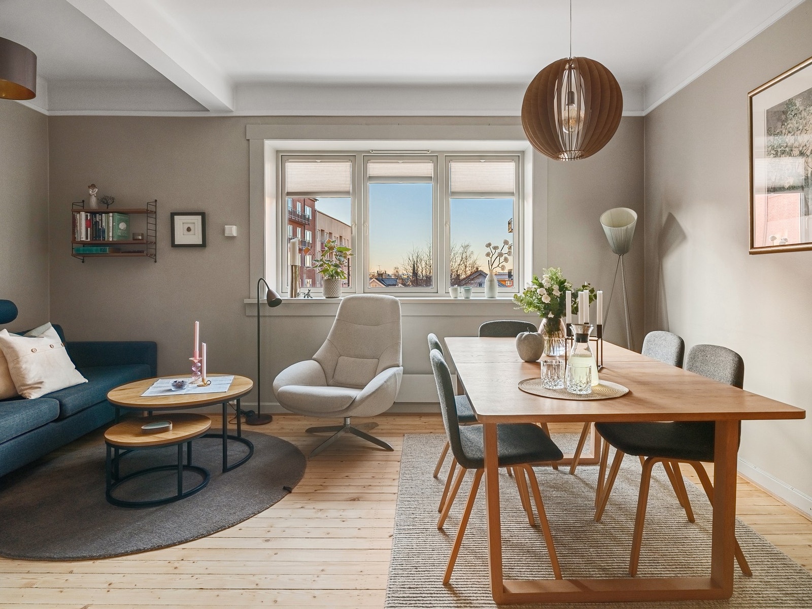 Klassiske detaljer og moderne løsninger smelter sammen til et hjem med både varme og stil. Galleribilde