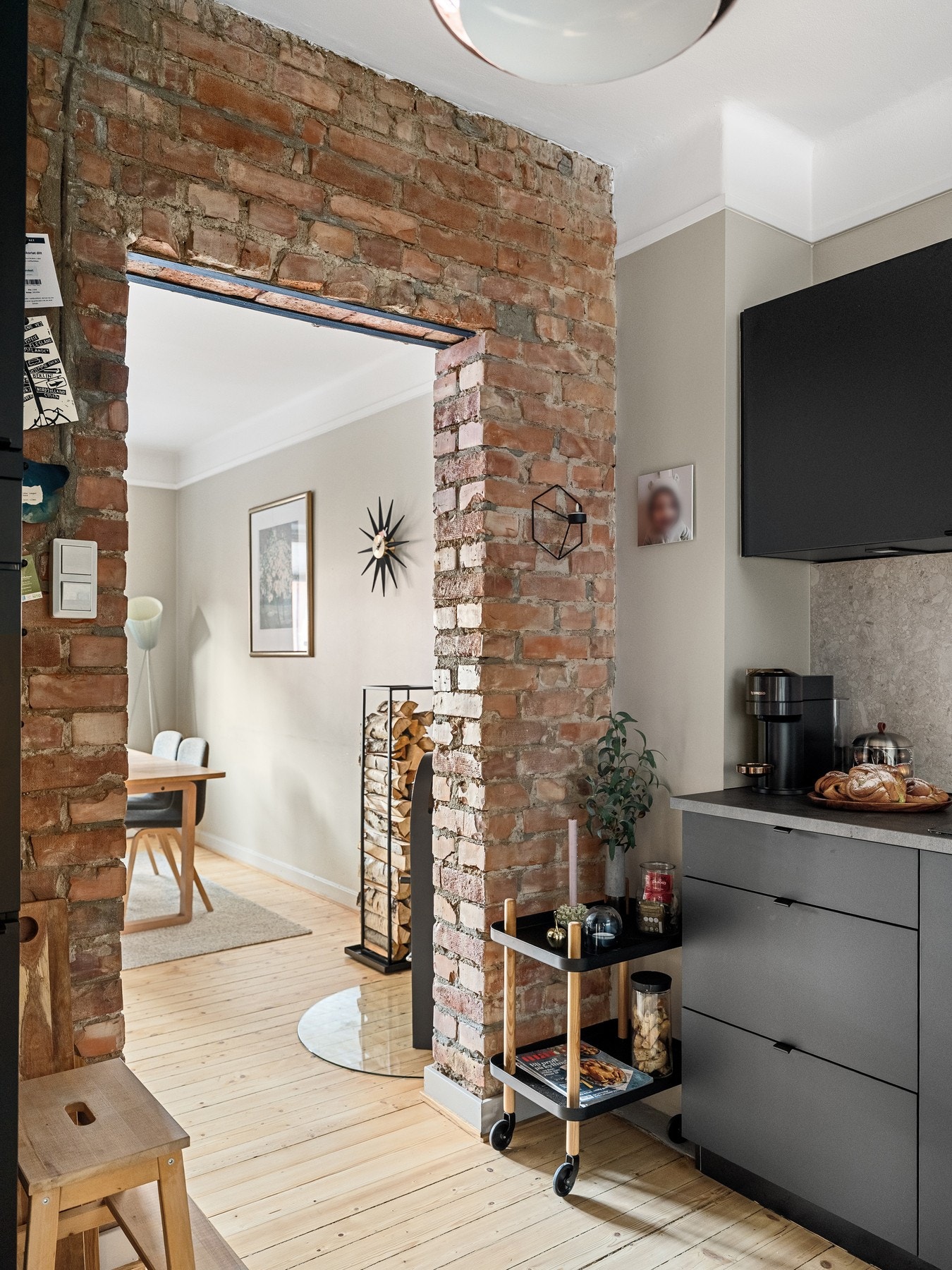 Den klassiske teglstensveggen tilfører både karakter og en rustikk sjarm. Galleribilde