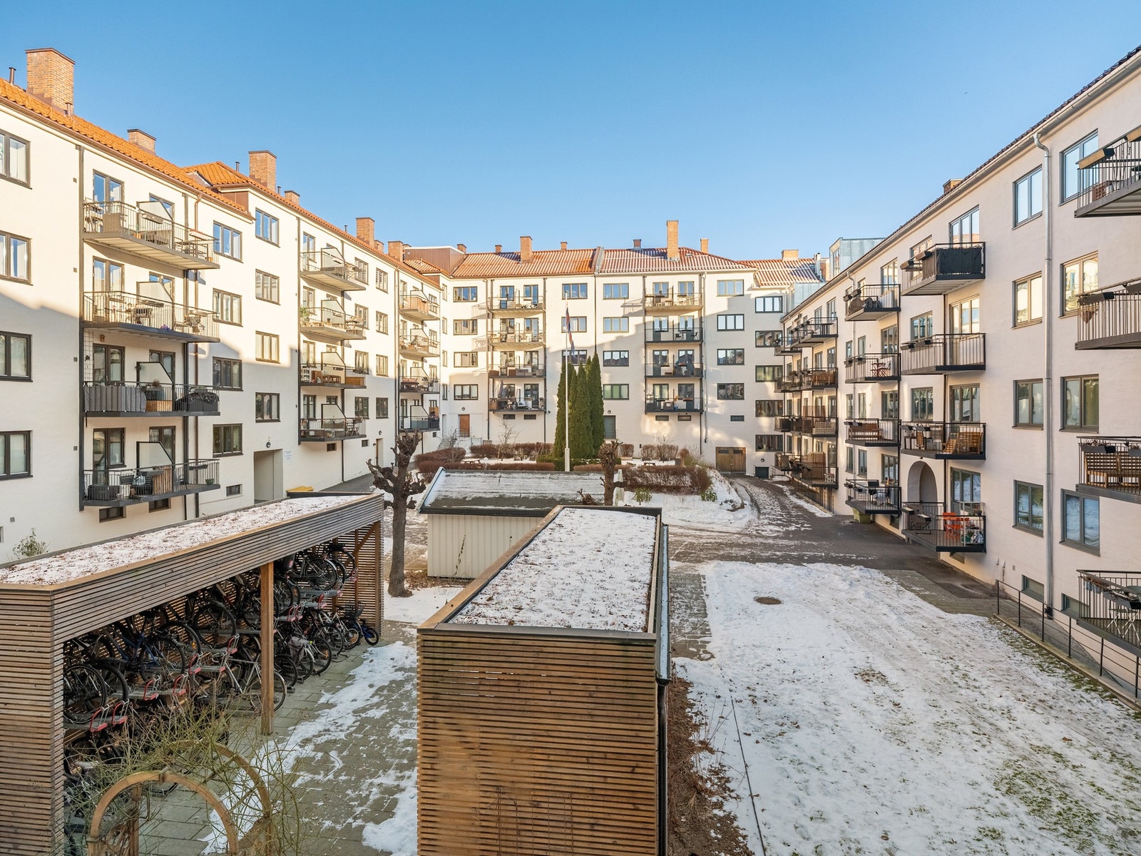 Balkongen vender inn mot den rolige bakgården. Galleribilde