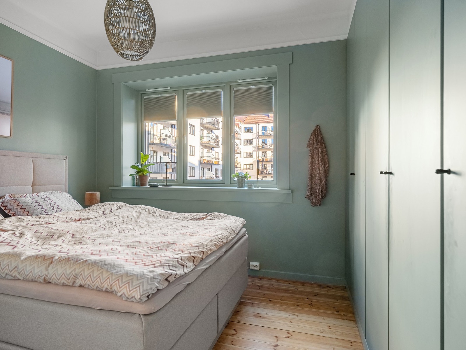 Hovedsoverommet er lyst og romslig med god plass til seng og nattbord. Galleribilde