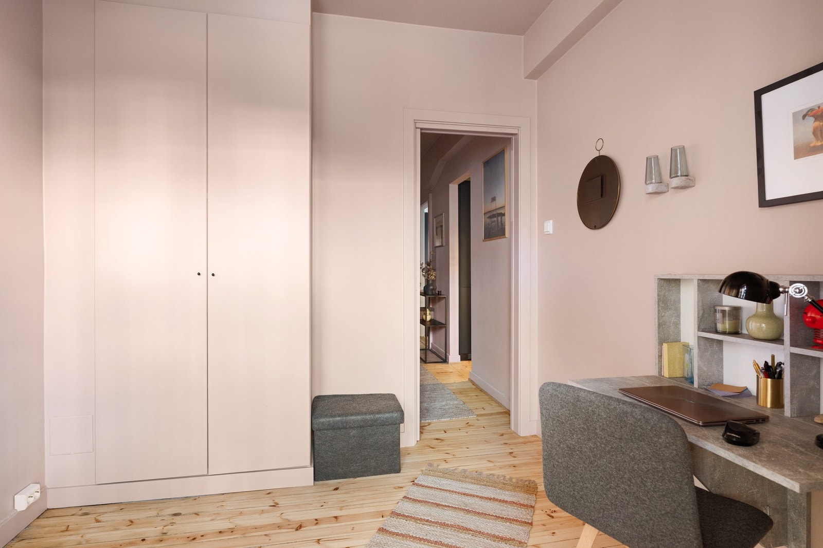 Rommet har praktisk skapplass som gjør det enkelt å holde orden. Galleribilde