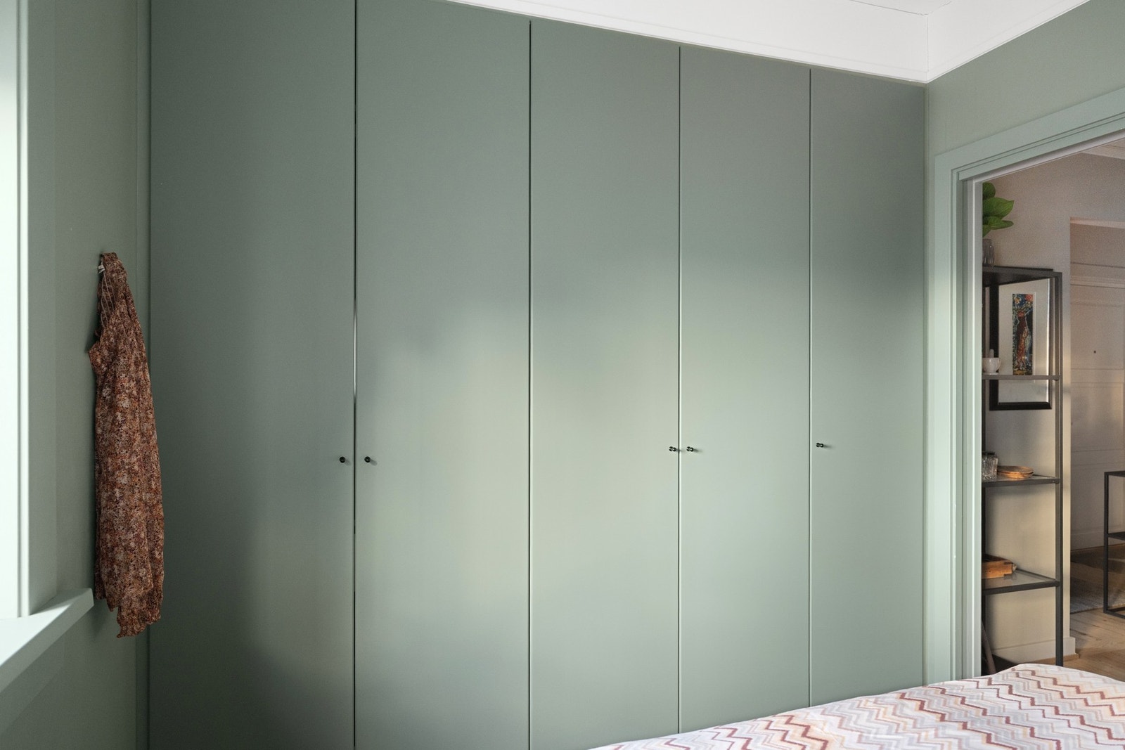 Godt med oppbevaringsplass i garderobeskap. Galleribilde