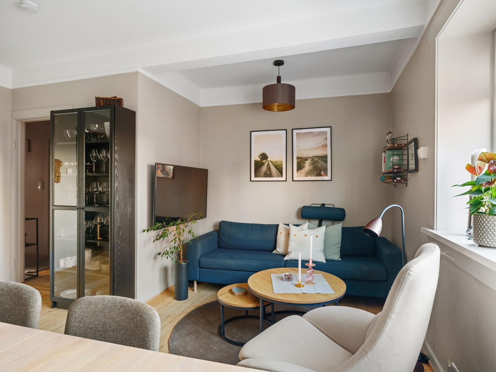 Stuen har en god utforming, med plass til både avslapping og hyggelige sammenkomster. Galleribilde