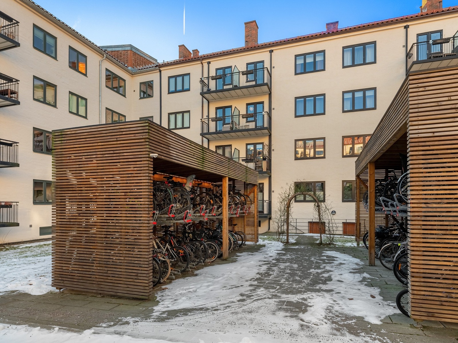 I bakgården er det et sykkelskur som kan benyttes av beboerne. Galleribilde