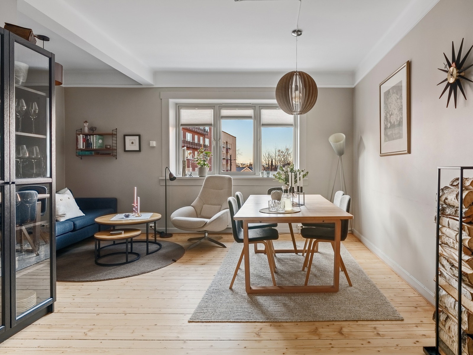 Stuen byr på en lys og behagelig atmosfære med store vindusflater. Galleribilde